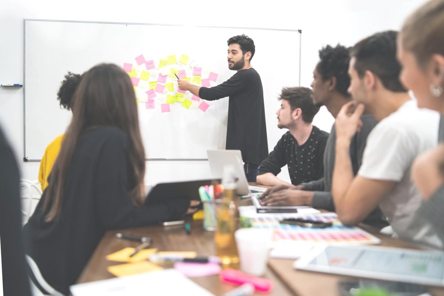 Finanzanalyst bei der Working Capital Analyse mit Laptop und Dokumenten