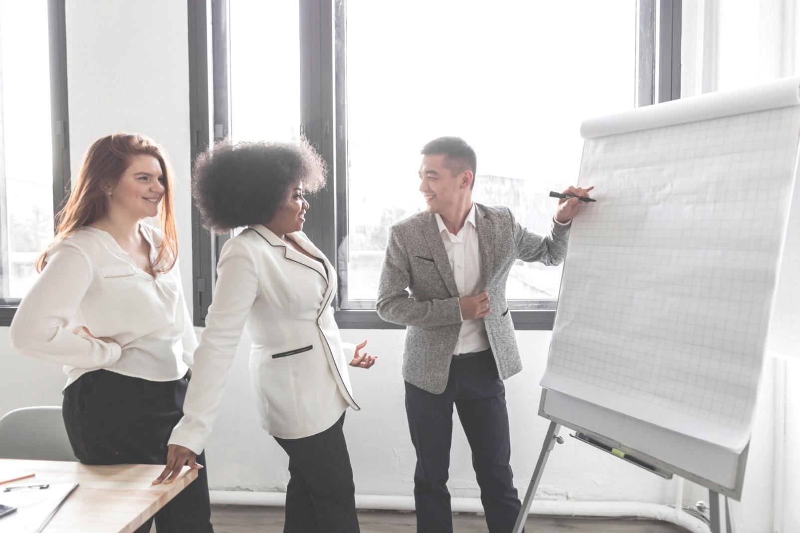 Professionelle Beratung im modernen Büroumfeld mit Fokus auf Finanzanalyse