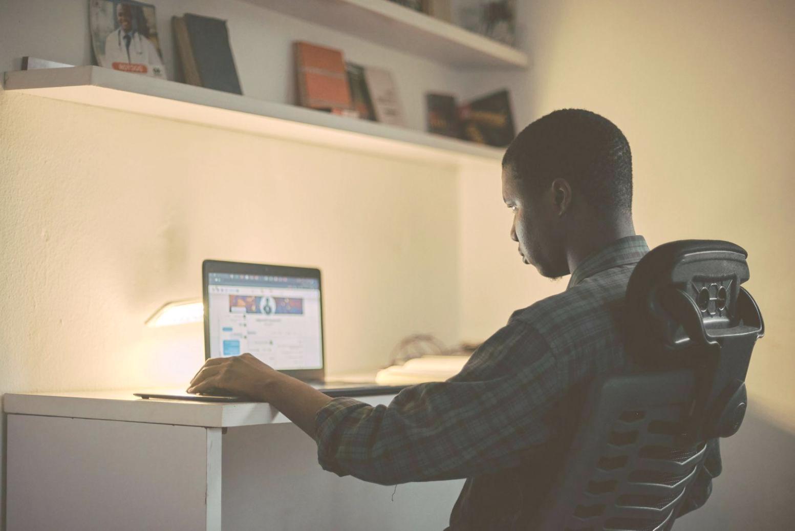 Finanzanalyse und Beratung in modernem Büro